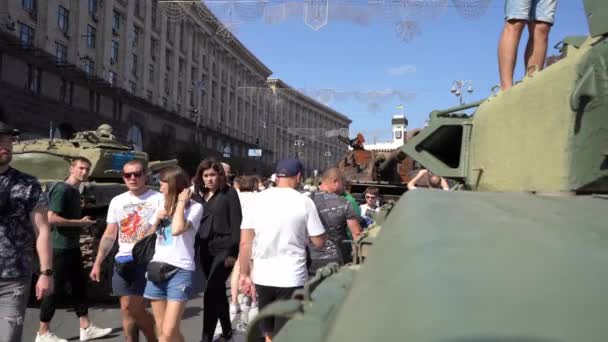 People Khreshchatyk Street Ukrainians Watching Exhibition Destroyed Burnt Russian Military — Stok video