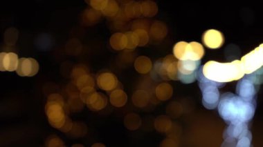 Bokeh dolusu çelenk. Bulanık yumuşak odak. Çelenk yanıp sönüyor. Gece şehir ışıkları. Noel havası. Soyut bulanık Noel ağacı titreşimi. Kış tatili kavramı.