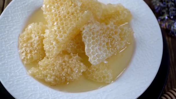 Miel Panales Plato Blanco Comida Dulce Tazón Sobre Mesa Producto — Vídeo de stock