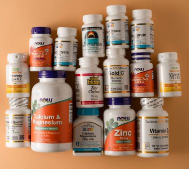 iHerb 'den vitaminler, mineraller ve mikro besinler. Bir sürü farklı kavanoz. Biyolojik olarak aktif gıda katkı maddeleri. Beslenme takviyesi çevrimiçi alınıyor. Sağlık için ilaçlar. Kyiv, Ukrayna - 13 Temmuz 2022