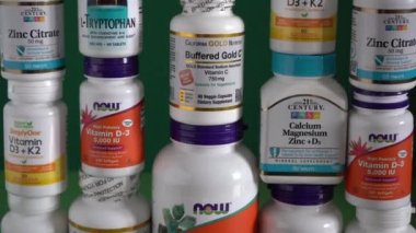 iHerb 'den vitaminler, mineraller ve mikro besinler. Bir sürü farklı kavanoz. Biyolojik olarak aktif gıda katkı maddeleri. Beslenme takviyesi çevrimiçi alınıyor. Sağlık için ilaçlar. Kyiv, Ukrayna - 13 Temmuz 2022