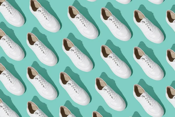 Padrão Tênis Branco Fundo Azul Menta Sapatos São Confortáveis Casuais — Fotografia de Stock