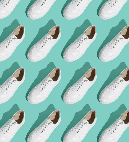 Padrão Tênis Branco Fundo Azul Menta Sapatos São Confortáveis Casuais — Fotografia de Stock