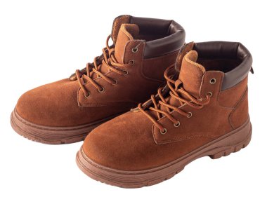 Kahverengi süet botlar beyaz arka planda izole edilmiş. Sonbahar ve kış için ayakkabılar gündelik. Bağcıklı ve traktör tabanlı bir çift bot..