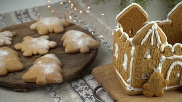 Lebkuchen Haus Weihnachten Hausgemachte Backen Lebkuchenmann Ein Kastell Mit Weißem — Stockvideo