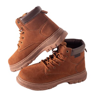 Kahverengi süet botlar beyaz arka planda izole edilmiş. Sonbahar ve kış için ayakkabılar gündelik. Bağcıklı ve traktör tabanlı bir çift bot..