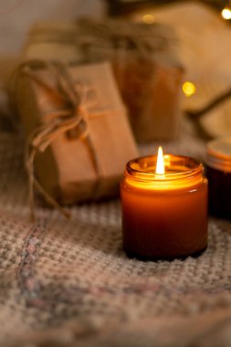 Kahverengi cam kavanozlarda farklı aroma mumları. Kokulu el yapımı mum. Soya mumları bir kavanozda yanıyor. Aromaterapi ve spa 'da ve evde rahatlamak..