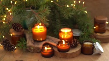 Soya mumları cam kavanozlarda yanar. Evdeki rahatlık. Kahverengi kavanozdaki mum. Koku ve ışık. Kokulu el yapımı mum. Aroma terapisi. Noel ağacı ve kış havası. Sıcak ev dekorasyonu. Şenlikli dekorasyon.