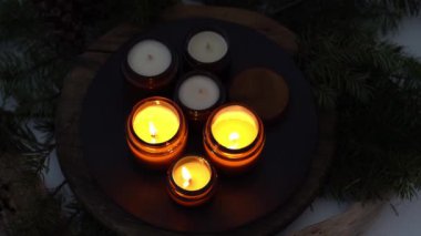 Soya mumları cam kavanozlarda yanar. Gece çok karanlık. Aromaterapi ve rahatlama. Evdeki rahatlık. Kahverengi kavanozdaki mum. Koku ve ışık. Kokulu el yapımı mum. Aroma terapisi