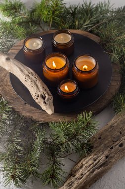 Soya mumları cam kavanozlarda yanar. Evdeki rahatlık. Kahverengi kavanozdaki mum. Koku ve ışık. Kokulu el yapımı mum. Aroma terapisi. Noel ağacı ve kış havası. Hoş bir dekor. Şenlikli dekorasyon