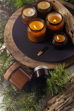 Soya mumları cam kavanozlarda yanar. Evdeki rahatlık. Kahverengi kavanozdaki mum. Koku ve ışık. Kokulu el yapımı mum. Aroma terapisi. Noel ağacı ve kış havası. Hoş bir dekor. Şenlikli dekorasyon