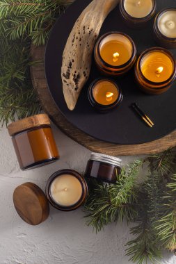 Soya mumları cam kavanozlarda yanar. Evdeki rahatlık. Kahverengi kavanozdaki mum. Koku ve ışık. Kokulu el yapımı mum. Aroma terapisi. Noel ağacı ve kış havası. Hoş bir dekor. Şenlikli dekorasyon