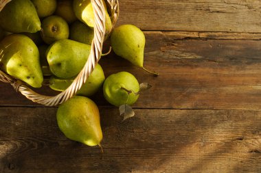 Ahşap arka planda armutlar. Meyve hasadı. Sonbahar hala hayattır. Armut çeşitliliği Bera Konferansı.