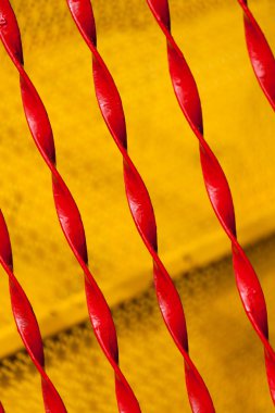 Kırmızı bükülmüş demir çit