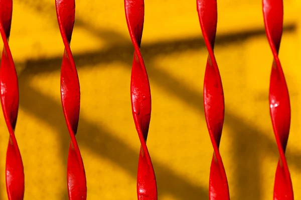 赤のねじれた鉄のフェンス — ストック写真