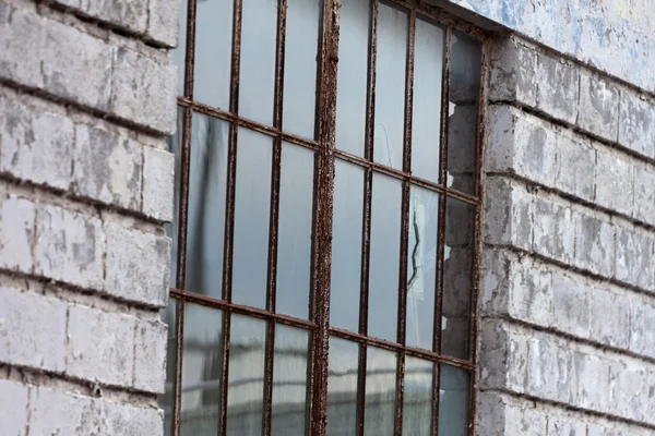 Roestige metalen venster — Stockfoto