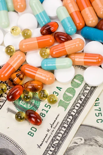 Medicin piller och dollar — Stockfoto