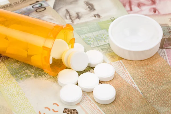 Medikamentenpillen und kanadischer Dollar — Stockfoto