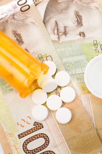 Pílulas de medicina e dólar canadense — Fotografia de Stock