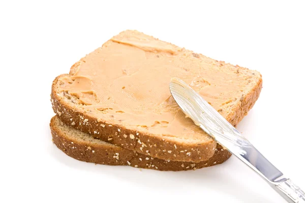 Нарезанный коричневый хлеб — стоковое фото