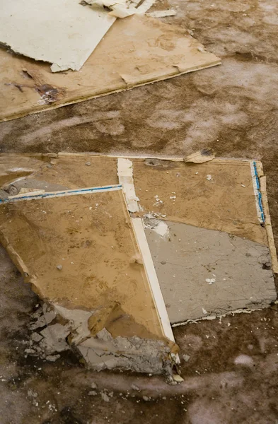 Eau fuyant des plaques de plâtre et tapis endommagés — Photo