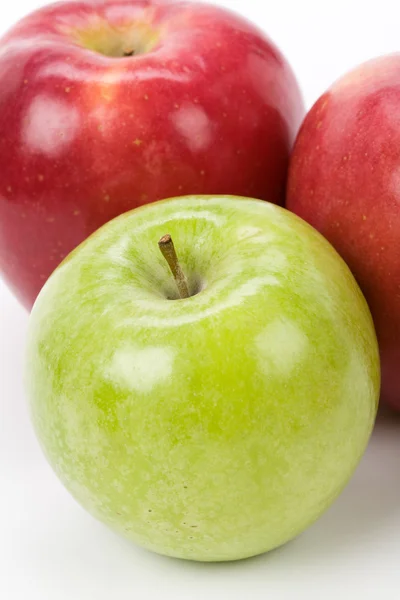Yeşil elma Kırmızı elma — Stok fotoğraf
