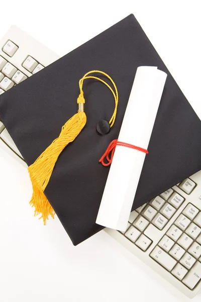 Svart mortarboard och dator tangentbord — Stockfoto