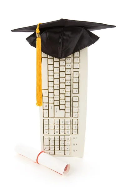 Zwarte mortarboard en computer toetsenbord — Stockfoto