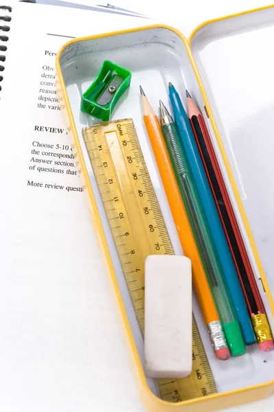 Bleistiftetui und Buch Stockbild