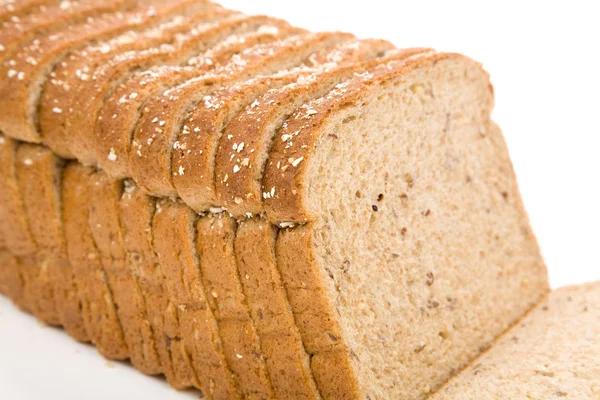 Dilimlenmiş kahverengi ekmek — Stok fotoğraf