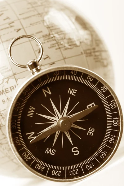 Kompass och globe — Stockfoto