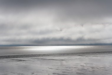 bulutlu gökyüzü ve deniz