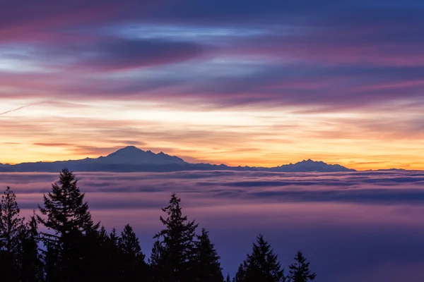 Soluppgång och mulen himmel — Stockfoto