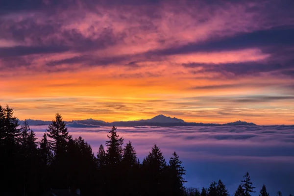 Soluppgång och mulen himmel — Stockfoto