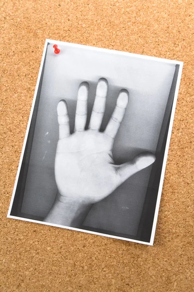 Fotokopie der Hand auf der Pinnwand — Stockfoto