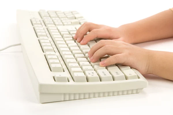 Kinderhand und Tastatur — Stockfoto