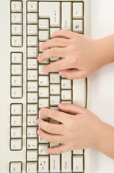 Дитяча рука і клавіатура — стокове фото