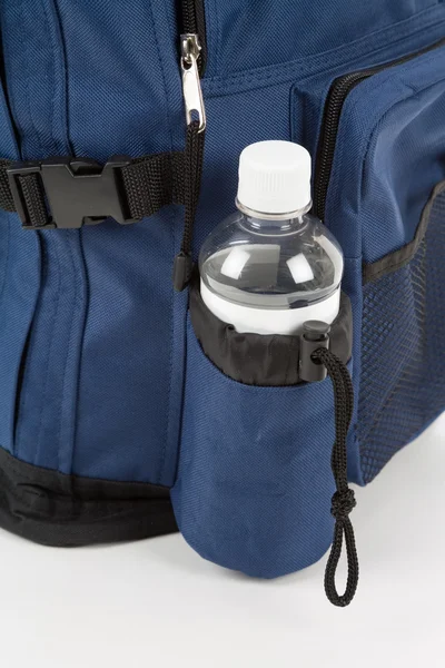 Blauer Rucksack und Wasser — Stockfoto