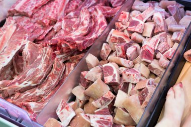 Domuz kaburga ve domuz ayağı