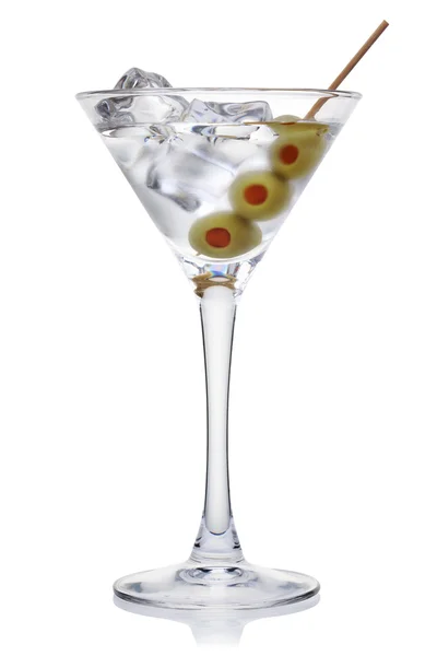 Martini mit Oliven und Eiswürfeln. — Stockfoto