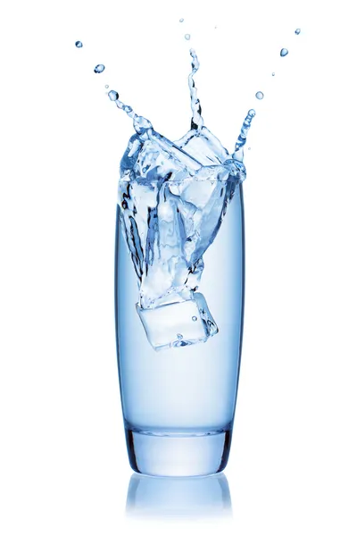 Eiswürfel spritzt in ein Glas Wasser. — Stockfoto