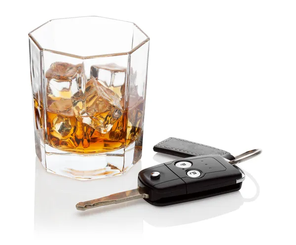 Glas whiskey en auto sleutels. — Stockfoto