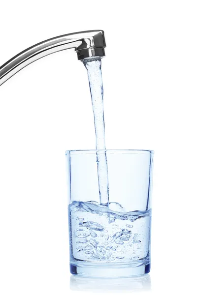 Vidro cheio de água potável da torneira . — Fotografia de Stock