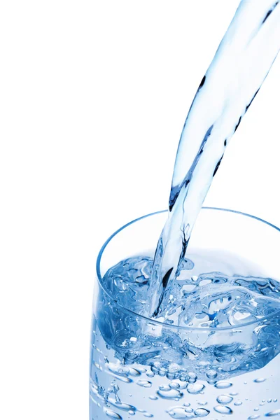 Agua vertiendo en un vaso. — Foto de Stock