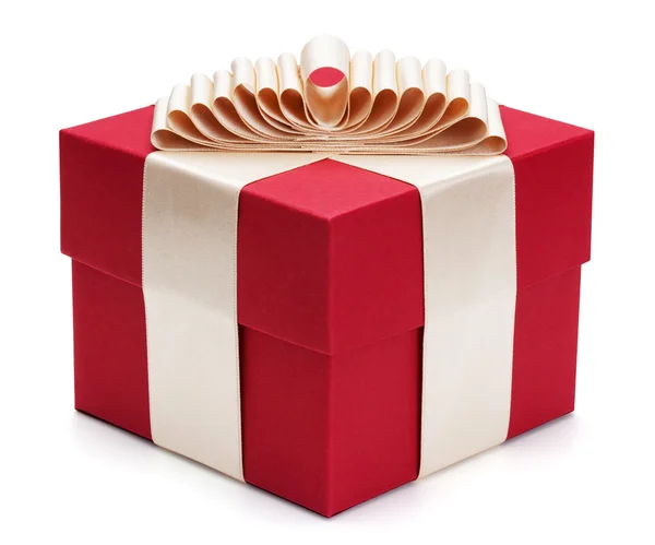 Caja de regalo roja con cinta dorada . — Foto de Stock