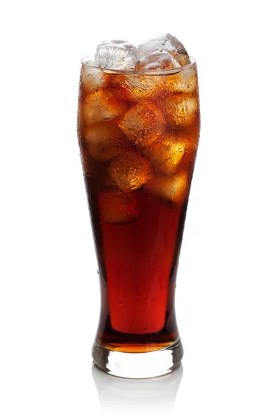 Cola com cubos de gelo em um copo . Fotos De Bancos De Imagens