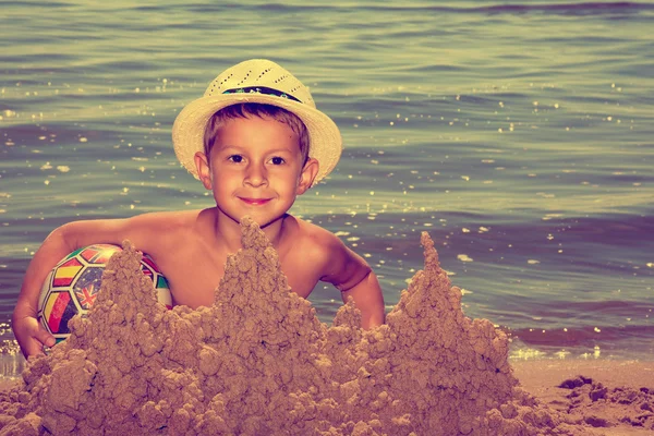 Rapaz bonito na praia . Fotos De Bancos De Imagens Sem Royalties