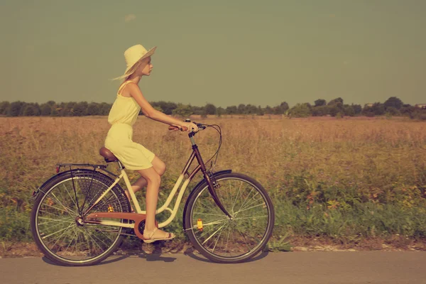 Menina jovem andando de bicicleta. Imagens De Bancos De Imagens Sem Royalties