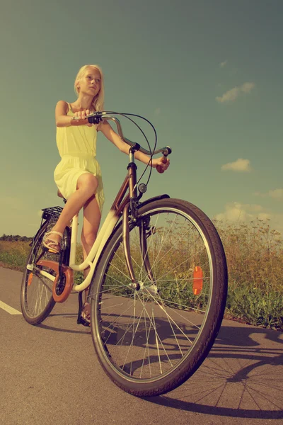 Menina jovem andando de bicicleta. Fotos De Bancos De Imagens