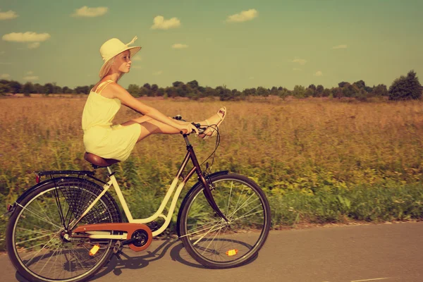 Νεαρή κοπέλα διασκεδάζοντας οδήγηση ενός ποδηλάτου. — Φωτογραφία Αρχείου
